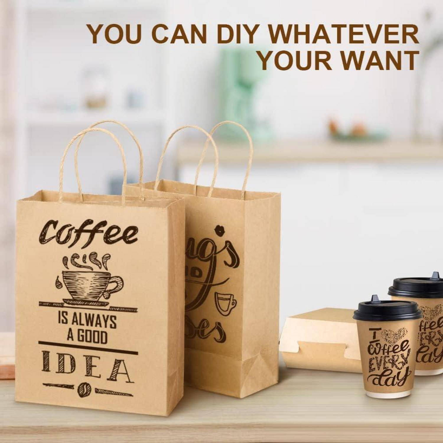 Braune Papierkaffeetassen und -tüten mit motivierendem Text; eine Tüte sagt ‚Kaffee ist immer eine gute Idee,' und eine Tasse sagt ‚Mach jeden Tag Kaffee.