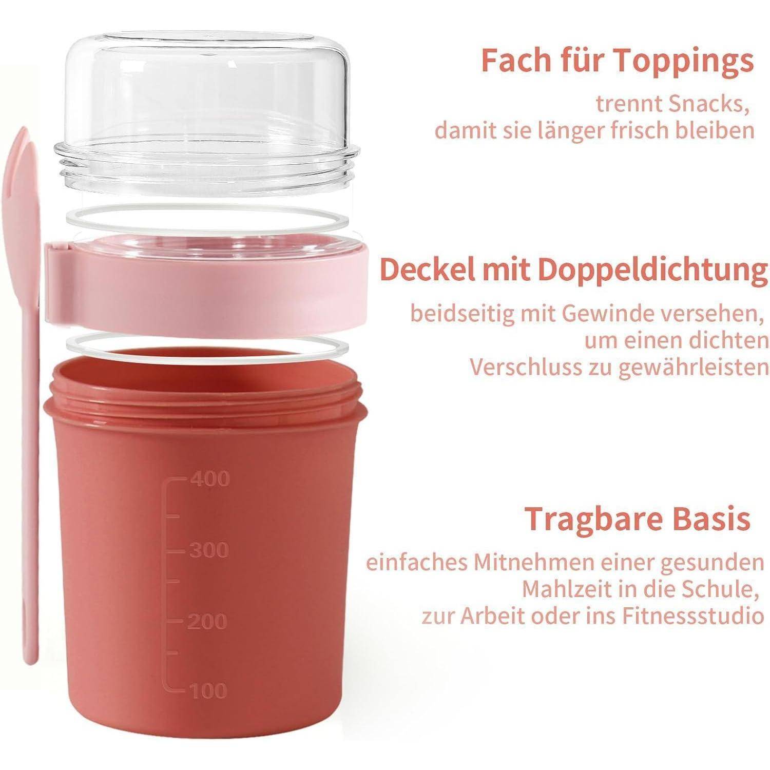 Ein Satz stapelbarer roter Lebensmittelbehälter mit einem rosa Deckel, präsentiert mit einem Löffel. Die Behälter sind auf Deutsch beschriftet und heben Merkmale wie doppelte Dichtungen, Aufbewahrungsraum für Toppings und Transportfähigkeit hervor.