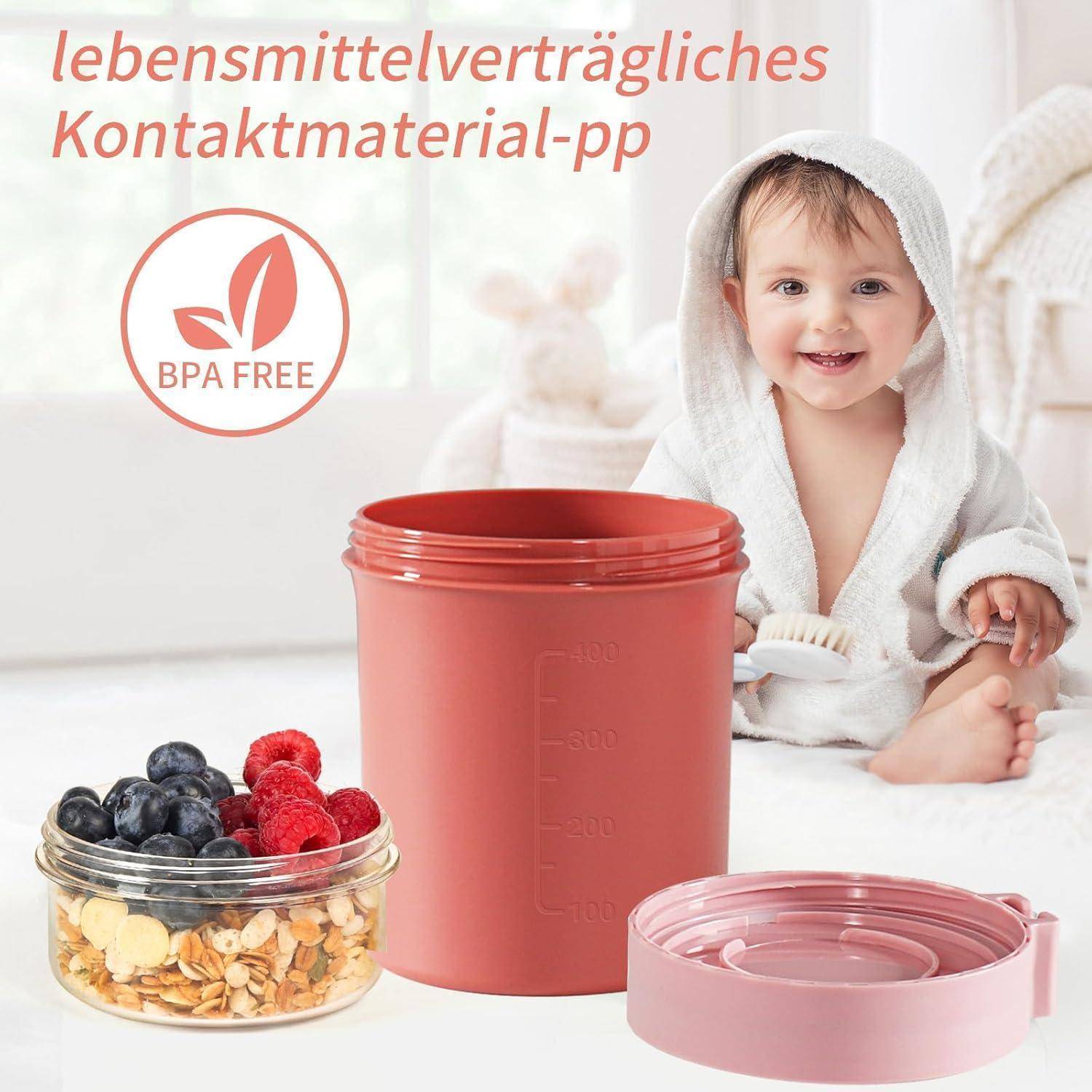 Ein Baby in einem Bademantel sitzt neben einem rosa Behälter mit der Aufschrift 