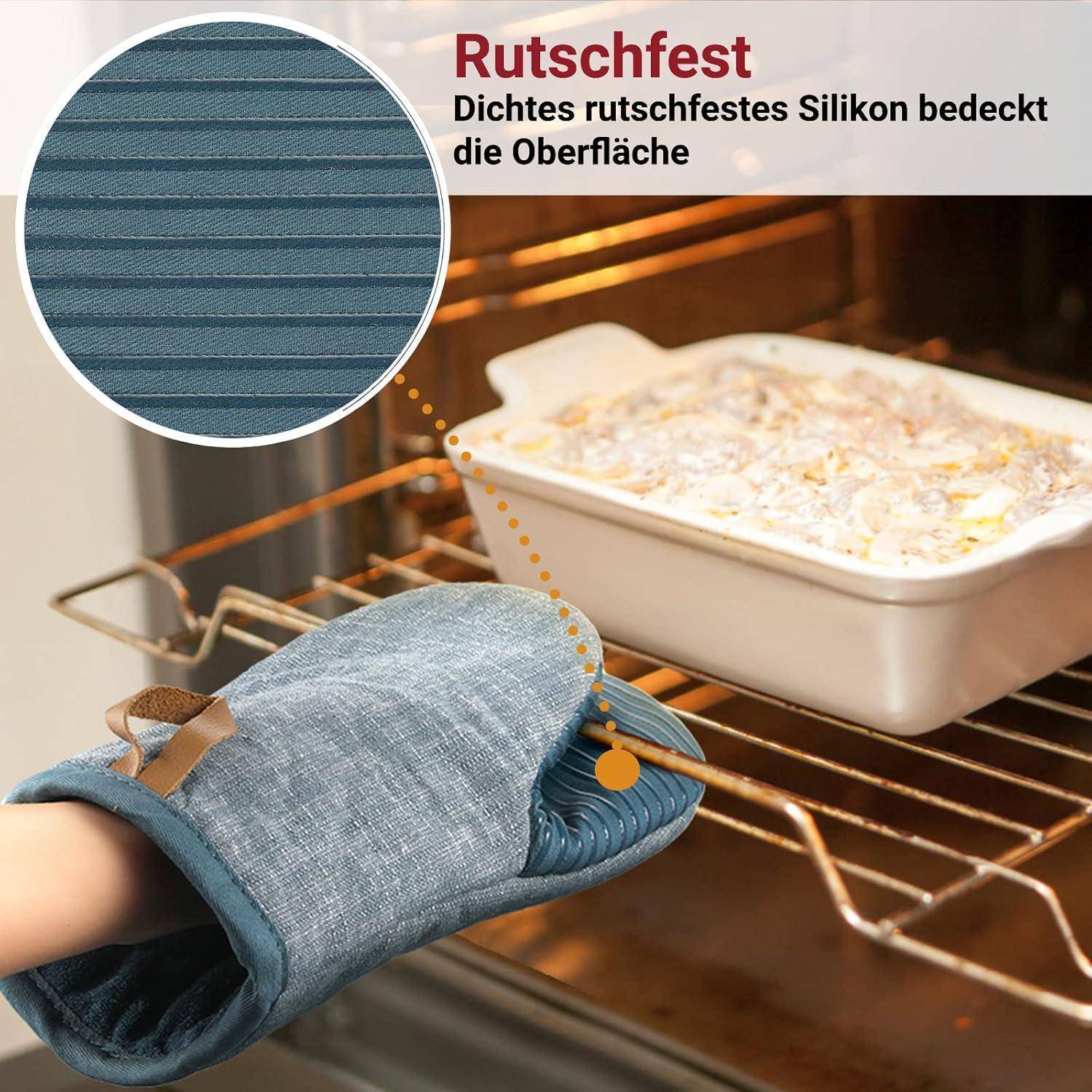 Eine Hand, die einen blau-grauen Ofenhandschuh verwendet, um eine Auflaufform in den Ofen zu stellen. Der Text hebt die rutschfeste, mit Silikon beschichtete Oberfläche des Handschuhs hervor.