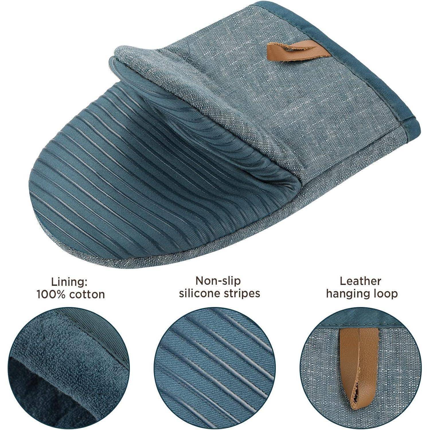 Ein blauer Ofenhandschuh mit einer Lederaufhängeschlaufe, rutschhemmenden Silikonstreifen und 100% Baumwollfutter wird präsentiert.