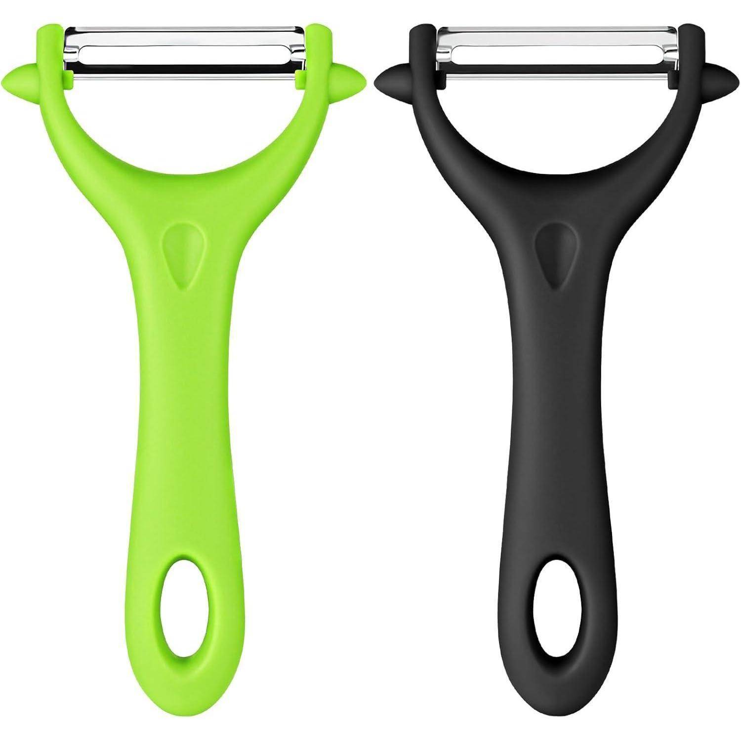 Ein grüner und ein schwarzer Sparschäler mit geschwungenen, ergonomischen Griffen und Klingen aus Edelstahl, nebeneinander auf einem weißen Hintergrund.