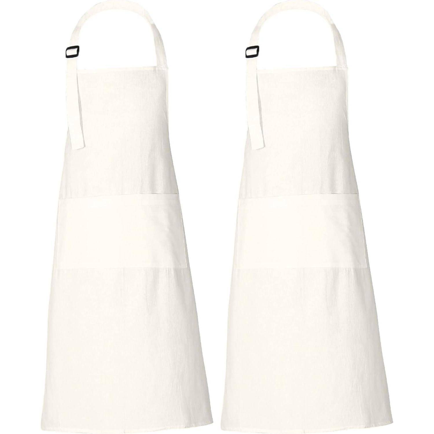 Zwei weiße Schürzen mit Nackenbändern und Vordertaschen, nebeneinander präsentiert, die ihr schlichtes Design und ihre funktionale Verwendung hervorheben.