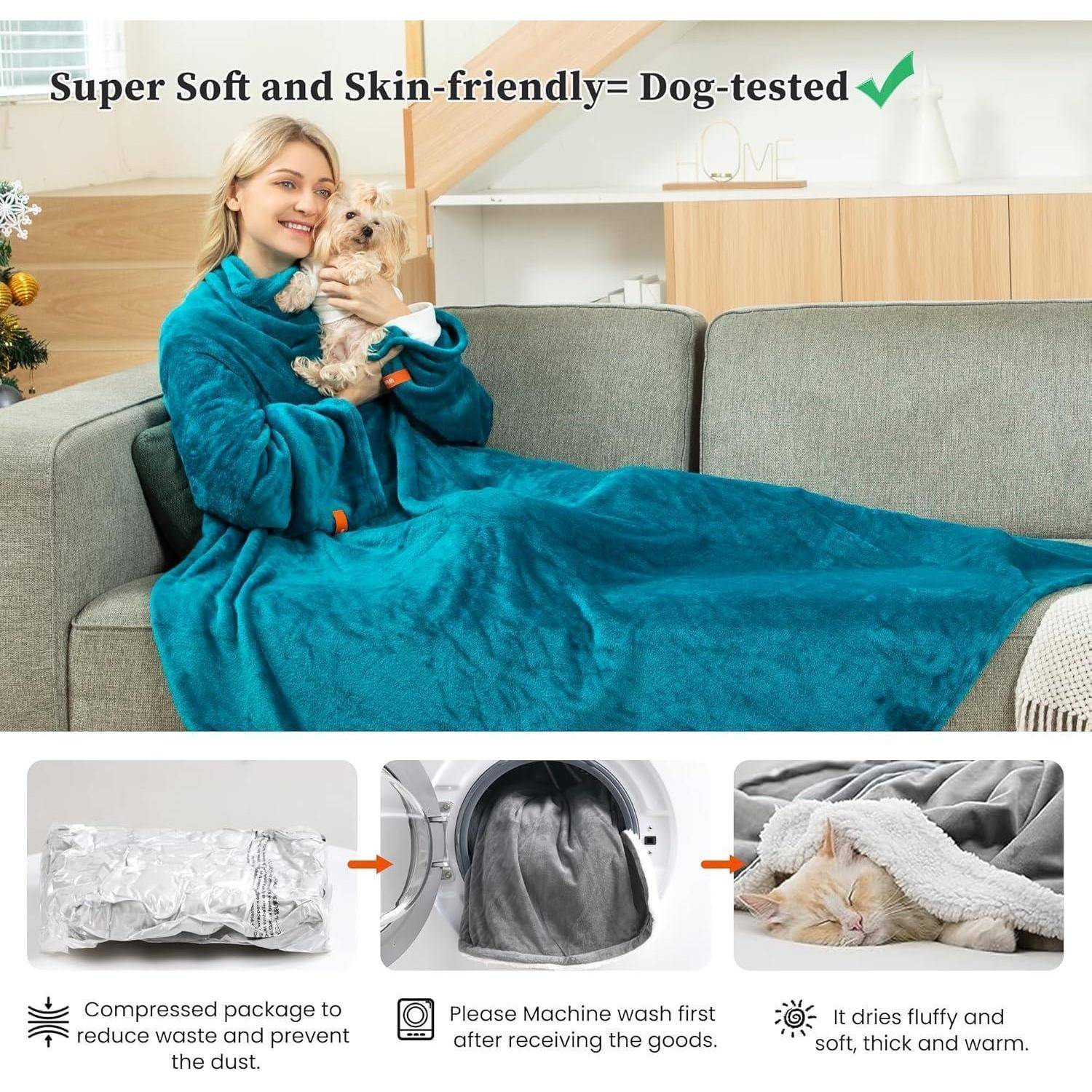 Eine Frau in einer blauen Fleecedecke hält einen kleinen Hund auf einer Couch. Der Text lautet: ‚Super weich und hautfreundlich = Hunde-getestet'. Darunter befinden sich Bilder, die die Decke in einem Vakuumbeutel, in einer Waschmaschine und mit einer Katze zeigen.