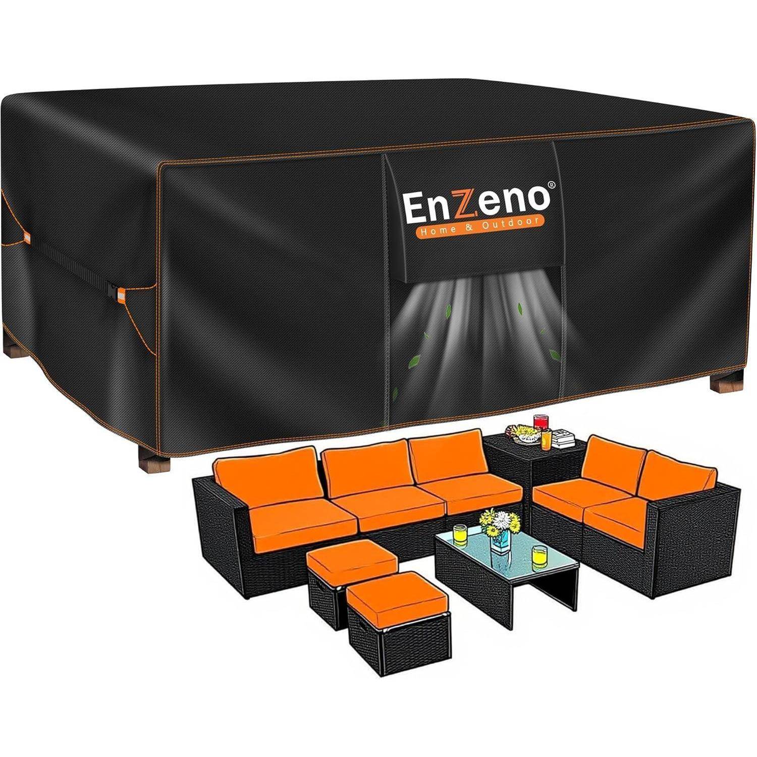 Eine schwarze EnZeno-Outdoormöbel-Abdeckung wird über eine orange und schwarze modulare Terrassensitzgruppe gelegt, einschließlich Stühlen und einem Tisch mit Getränken.