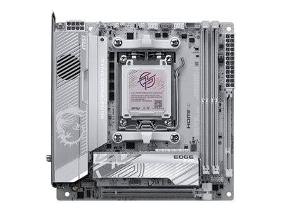 Eine silberne Motherboard mit verschiedenen Steckplätzen und Komponenten, beschriftet mit ‚EDGE', entwickelt für Computerhardware-Montage und Konnektivität.