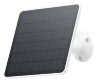 Schwarzes rechteckiges Solarpanel auf einer weißen Wandhalterung vor einem einfachen Hintergrund montiert.