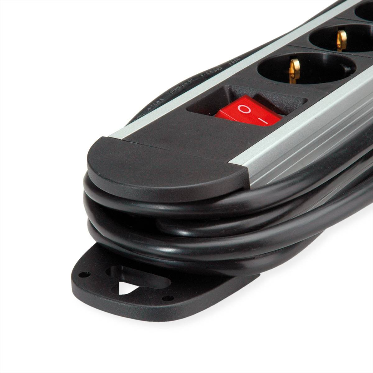 Ein schwarzer und silberner Steckdosenleiste mit einem integrierten roten Ein/Aus-Schalter, die drei verfügbare Steckdosen und ein aufgewickeltes Kabel zur Aufbewahrung zeigt.