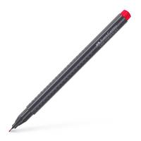 Ein schwarzer Staedtler Fineliner-Stift mit roter Kappe, leicht nach oben geneigt, wird vor einem weißen Hintergrund gezeigt.