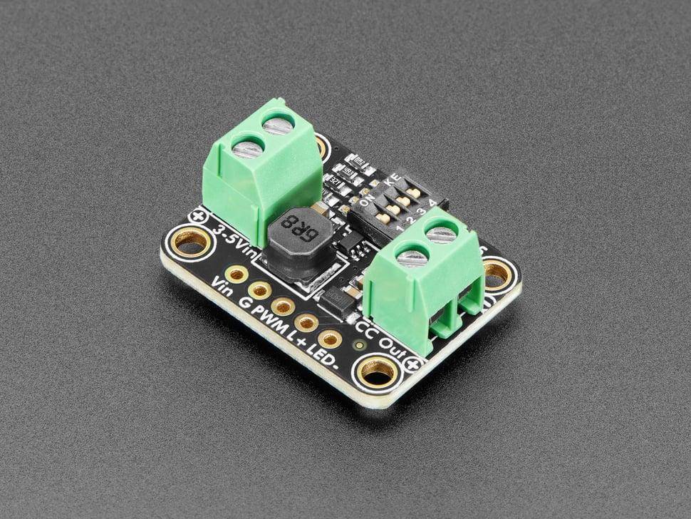Ein kompaktes elektronisches Modul mit grünen Anschlussklemmen und Mikrochips, höchstwahrscheinlich ein PWM-LED-Treiber zur Steuerung von Spannung und Stromstärke.