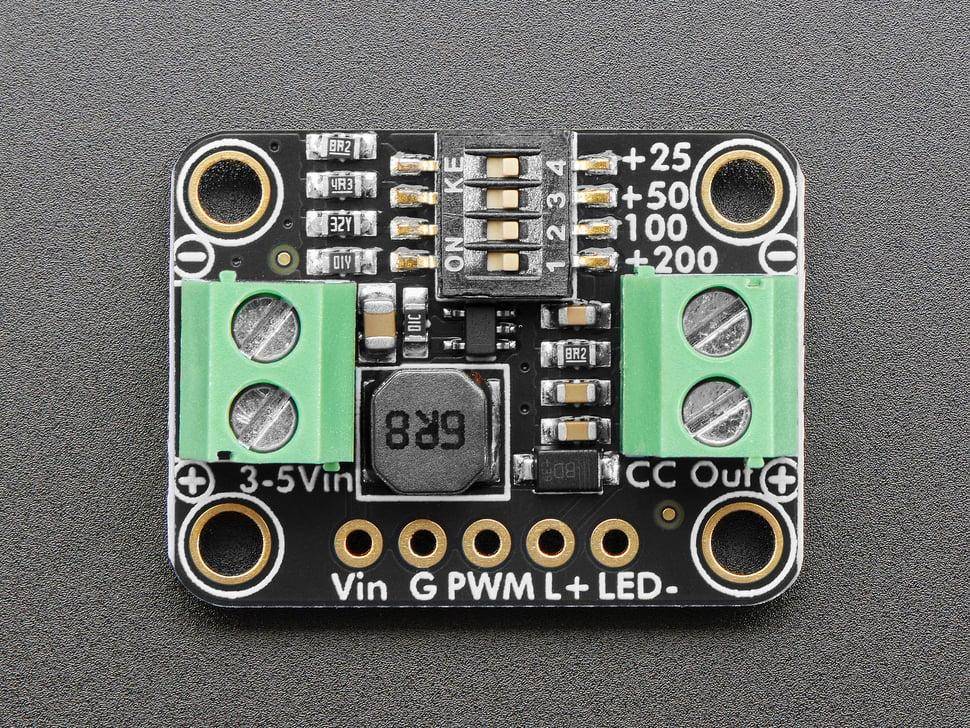 Eine kleine Leiterplatte mit Widerständen, Kondensatoren und beschrifteten Anschlüssen für 3-5V Eingabe, PWM und LED-Ausgang, mit Befestigungslöchern.