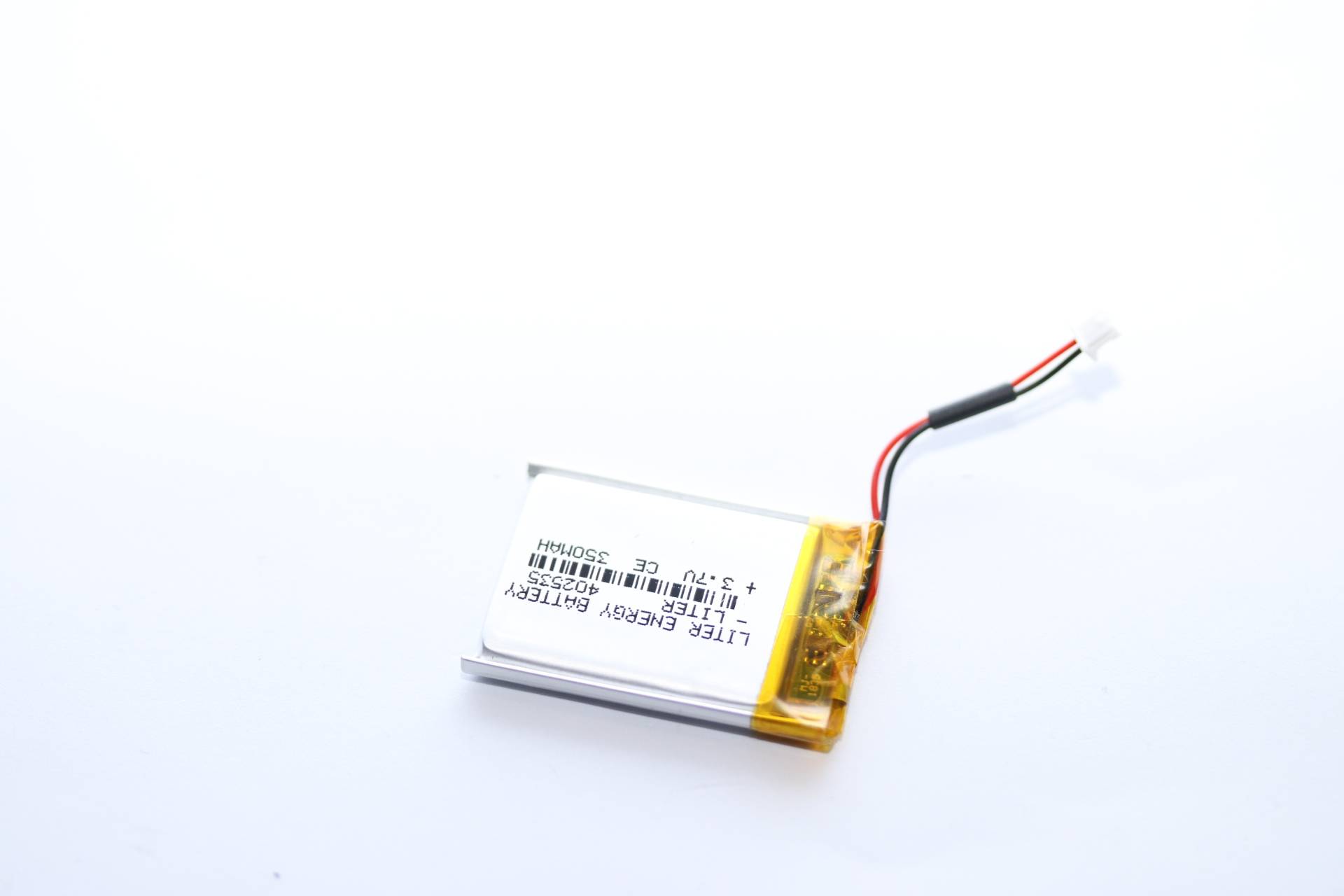 Ein Lithium-Polymer-Akku mit einer Kapazität von 320 mAh, versehen mit einem weißen Etikett mit Produktdetails und angeschlossenen roten, schwarzen und weißen Kabeln.