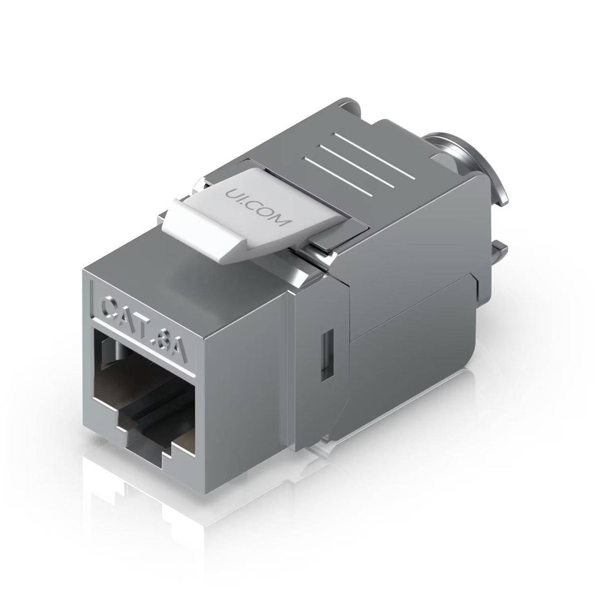 Ein silberner Cat 6A Ethernet-Kabelstecker mit der Markenbezeichnung 'ULCON' auf der Oberseite, ausgestattet mit einer Verriegelung für eine sichere Kabelverbindung.