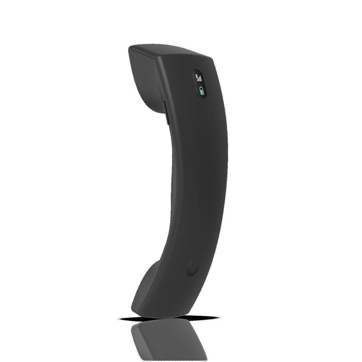 Eine schwarze, im Vintage-Stil gehaltene Telefonhörer steht aufrecht und wirft einen Schatten auf weißem Hintergrund.