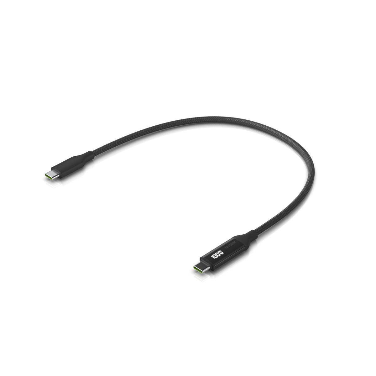 Ein schwarzes USB-C zu USB-C Kabel, zu einer lockeren Kurve gerollt, auf weißem Hintergrund.