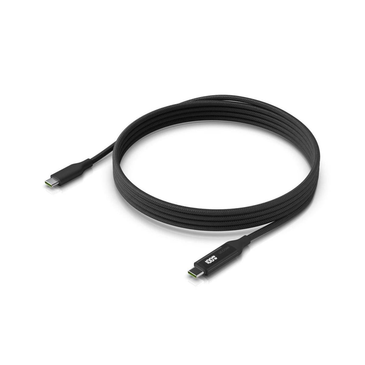 Ein aufgewickeltes schwarzes USB-C zu USB-C Kabel auf weißem Hintergrund, geeignet zum Aufladen oder zur Datenübertragung zwischen kompatiblen Geräten.