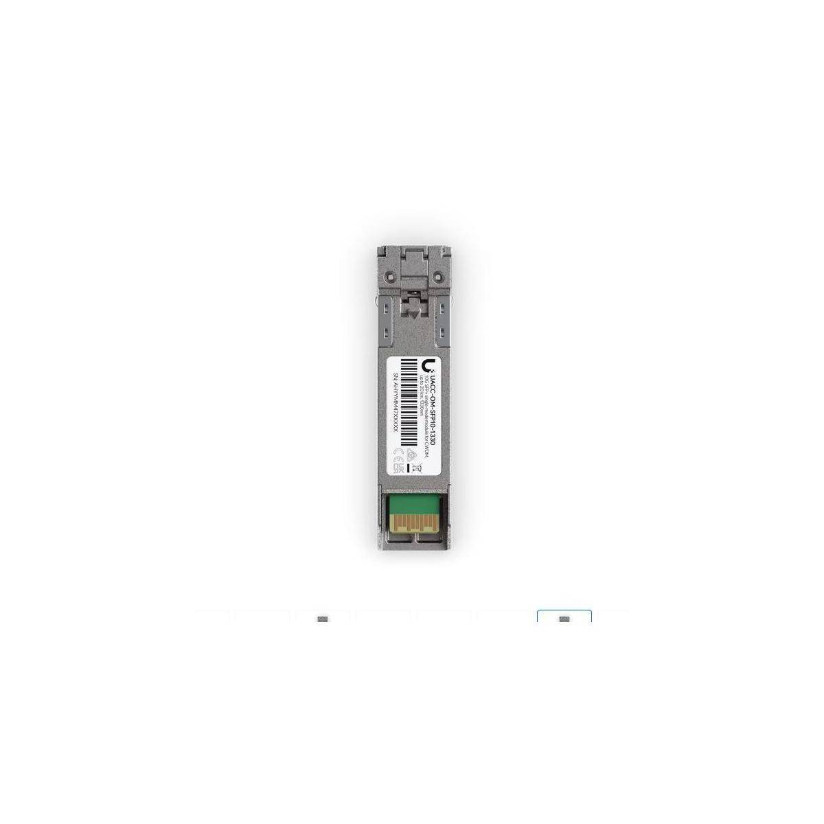 Ein Nahaufnahme-Bild eines SFP-Transceiver-Moduls mit einem Etikett, das einen Strichcode und Zahlen enthält, was darauf hinweist, dass es sich um eine Netzwerkkomponente handelt.