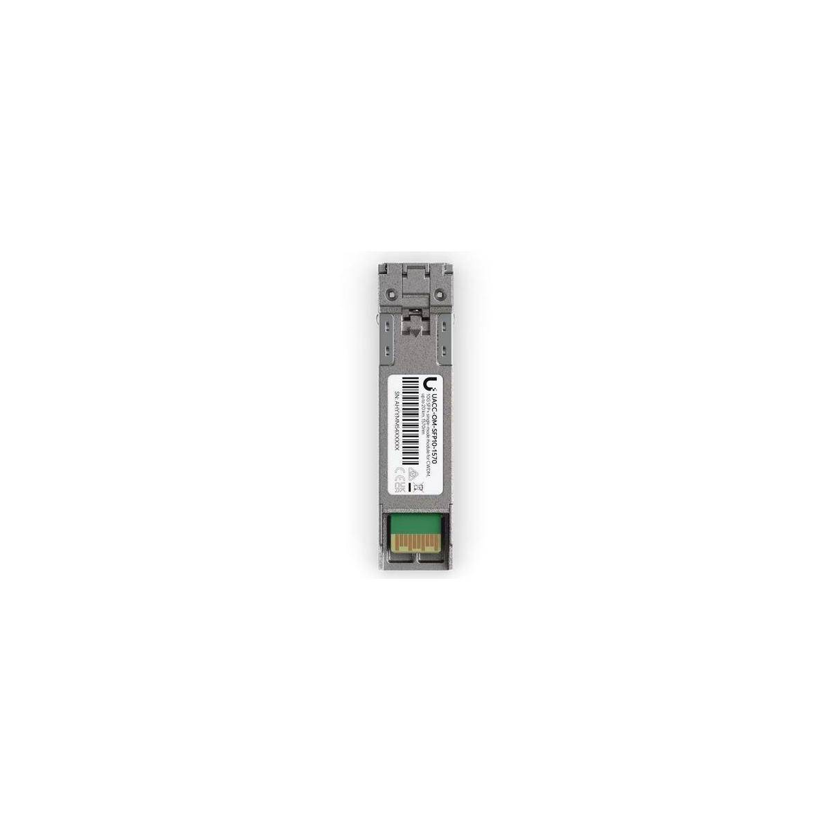 SFP-Transceiver-Modul, silber mit einem Etikett, das Spezifikationen anzeigt, einschließlich eines Barcodes und eines Anschlusses an einem Ende, auf weißem Hintergrund isoliert.