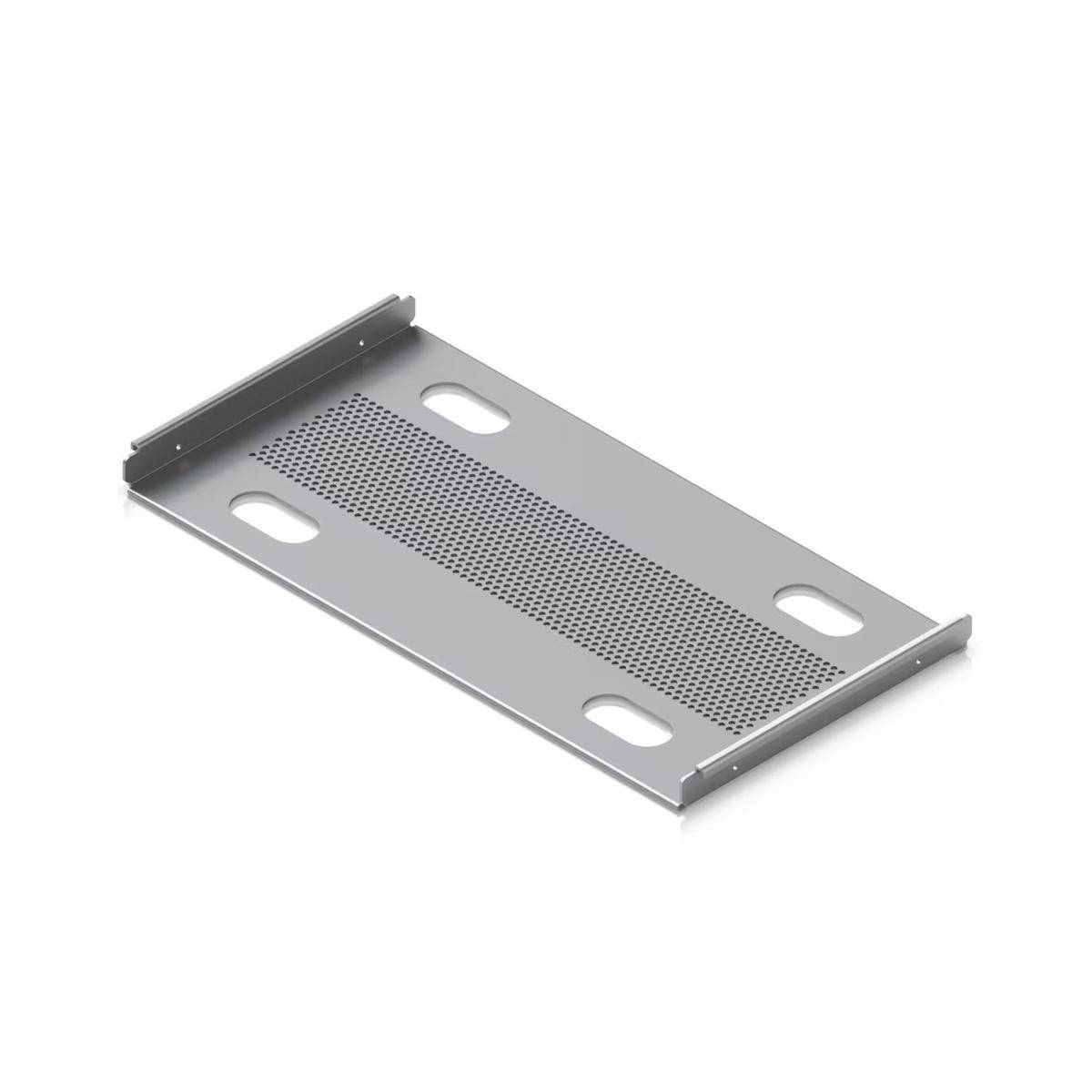 Ein silberner Metallkabelkanal mit Perforationen für Luftzirkulation, ausgestattet mit vier großen Schlitzen zur Befestigung, konzipiert für effizientes Kabelmanagement.