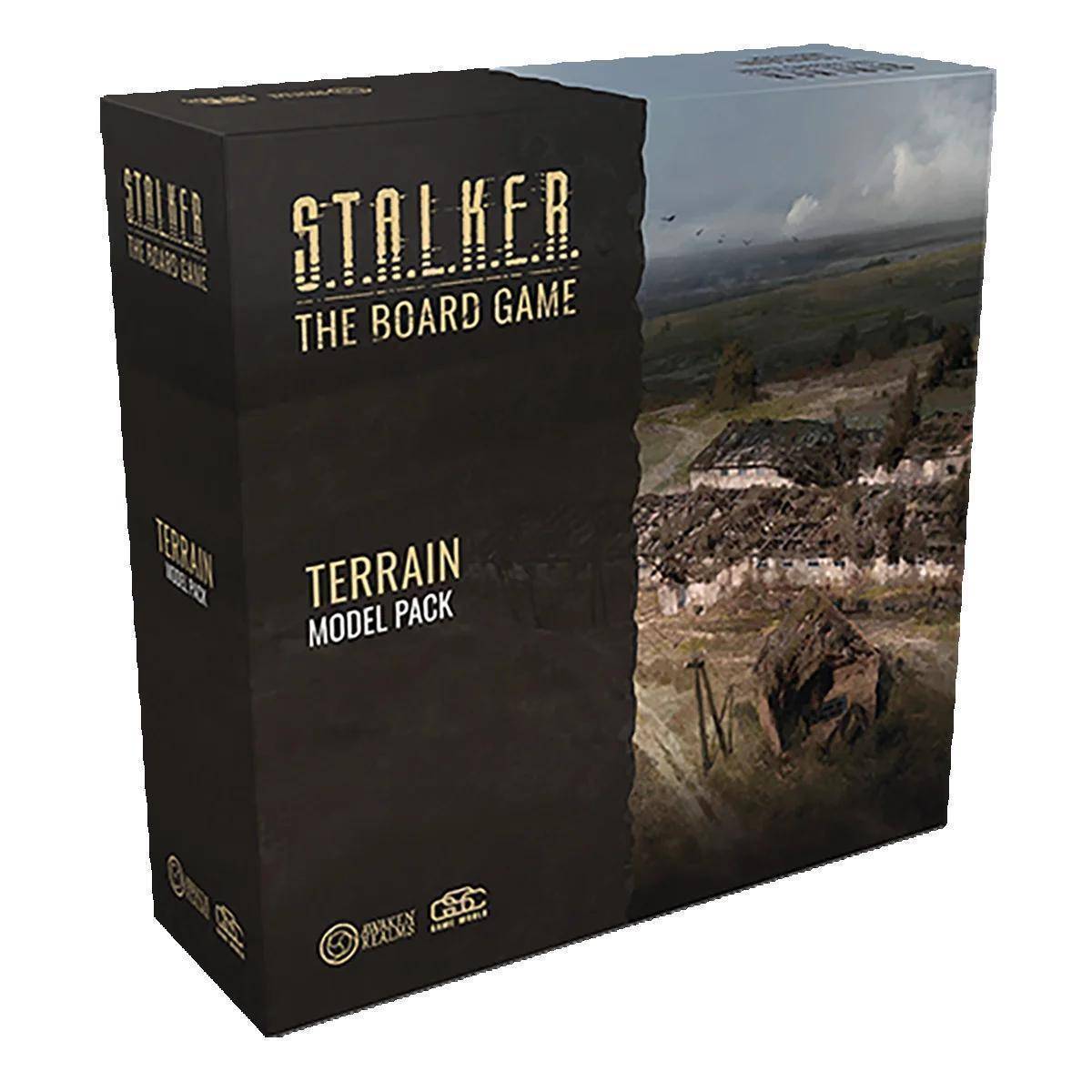 Verpackung von 'Stalker: The Board Game' mit einem Aufkleber für das 'Terrain Model Pack', die eine Landschaftsdarstellung mit Ruinen und einem bewölkten Himmel zeigt.