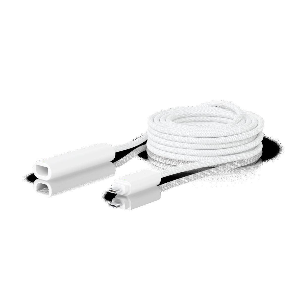Ein weißes USB-Kabel mit USB-C- und Lightning-Anschlüssen, das neben den Kabelenden ordentlich aufgerollt liegt. Geeignet für Laden und Datenübertragung.