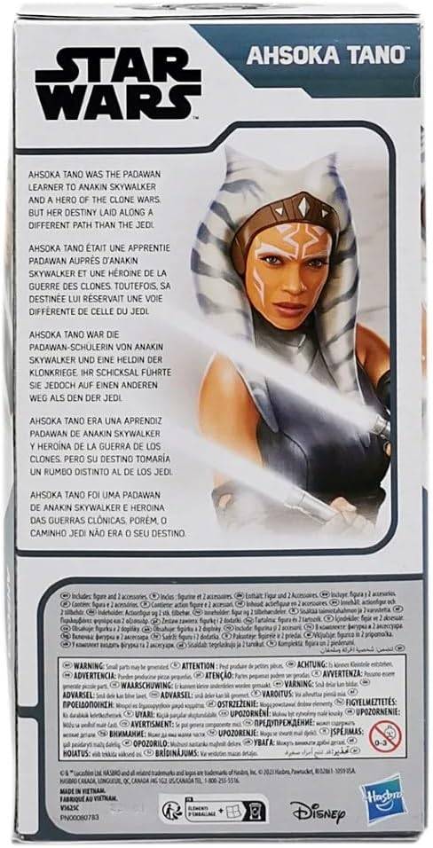 Das Bild zeigt eine Frau in einem futuristischen Outfit mit weißer und blauer Kopfbedeckung, die ein leuchtendes blaues Schwert hält. Der Text bespricht Ahsoka Tanos Rolle als Jedi-Padawan und Anführerin.