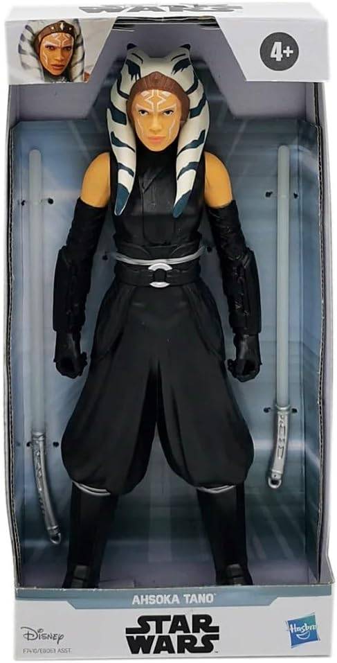 Eine Actionfigur, gekleidet in schwarzer Rüstung mit einer Maske und Zwillingschwertern, mit blau-weiß gestreiften Kopfbedeckungen, befindet sich in ihrer Verpackung.