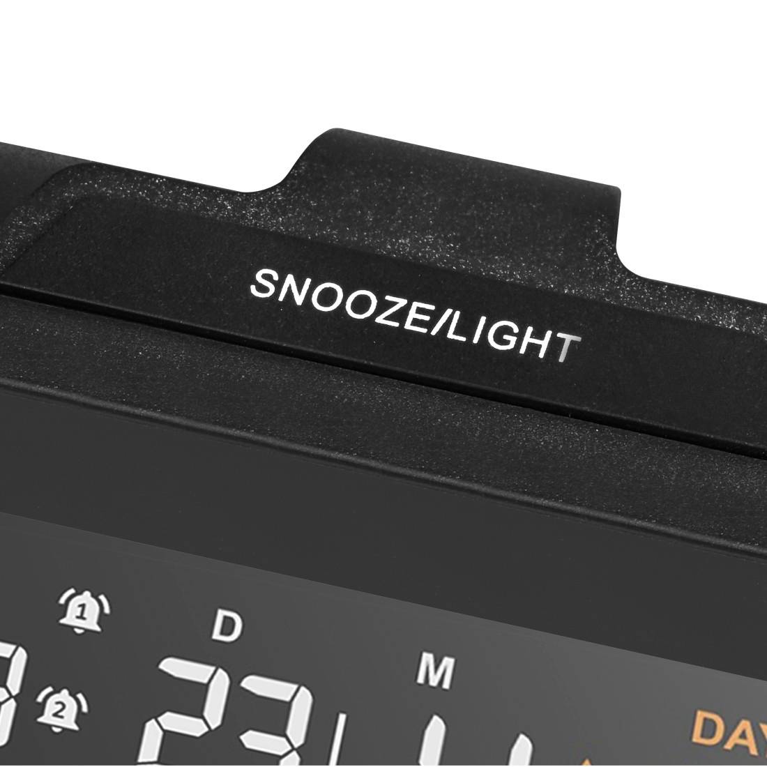 Eine digitale Uhrzeit-Anzeige mit einem 'SNOOZE/LICHT'-Knopf oben, die die Uhrzeit und Alarm-Symbole anzeigt.