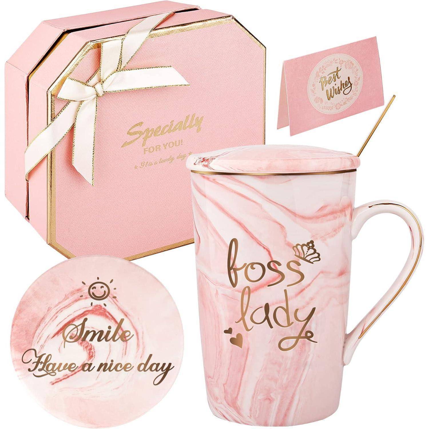Eine Tasse mit rosa Marmorierung und dem Aufdruck 'Boss Lady', zusammen mit einer passenden Geschenkbox und Karte, die eine positive, ermächtigende Botschaft vermittelt.
