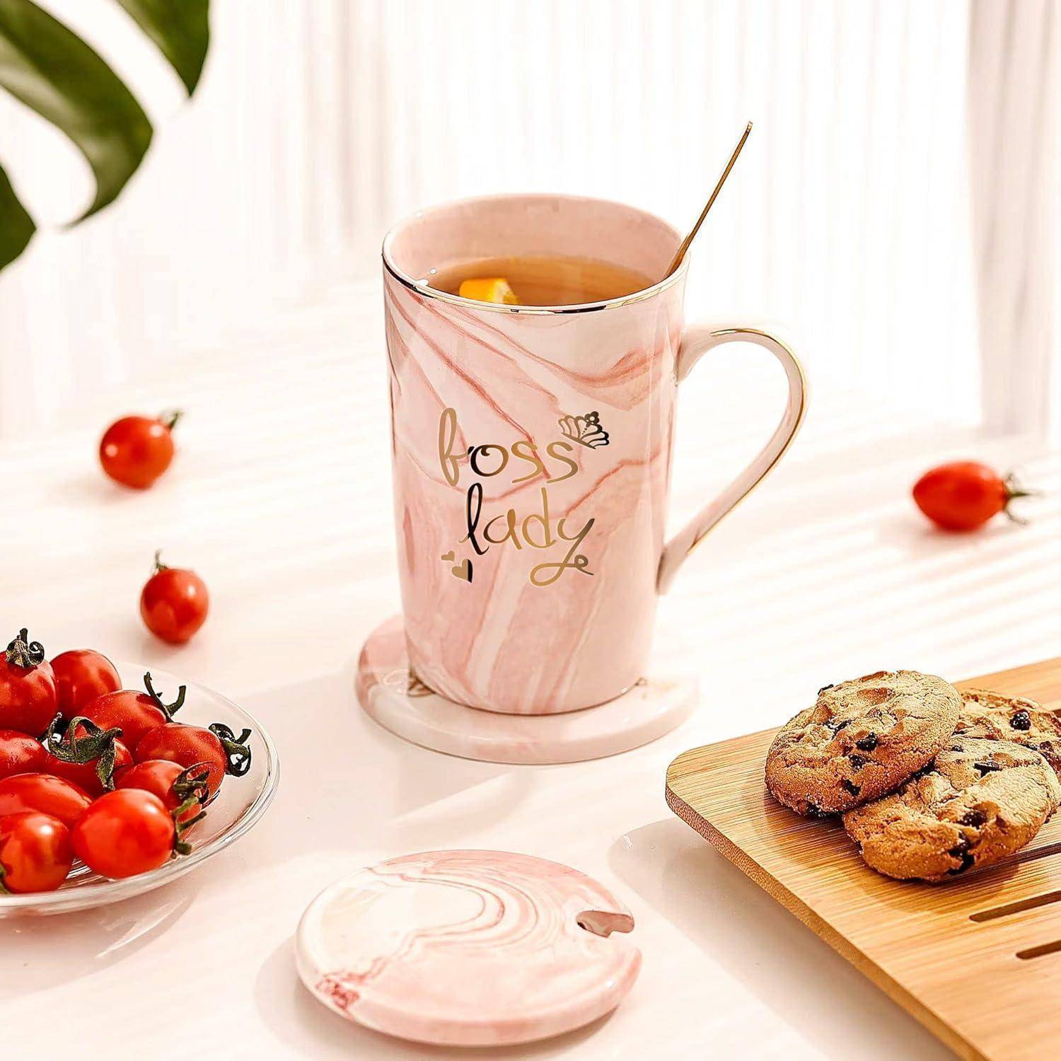 Eine marmorierte rosa Tasse mit der Aufschrift 