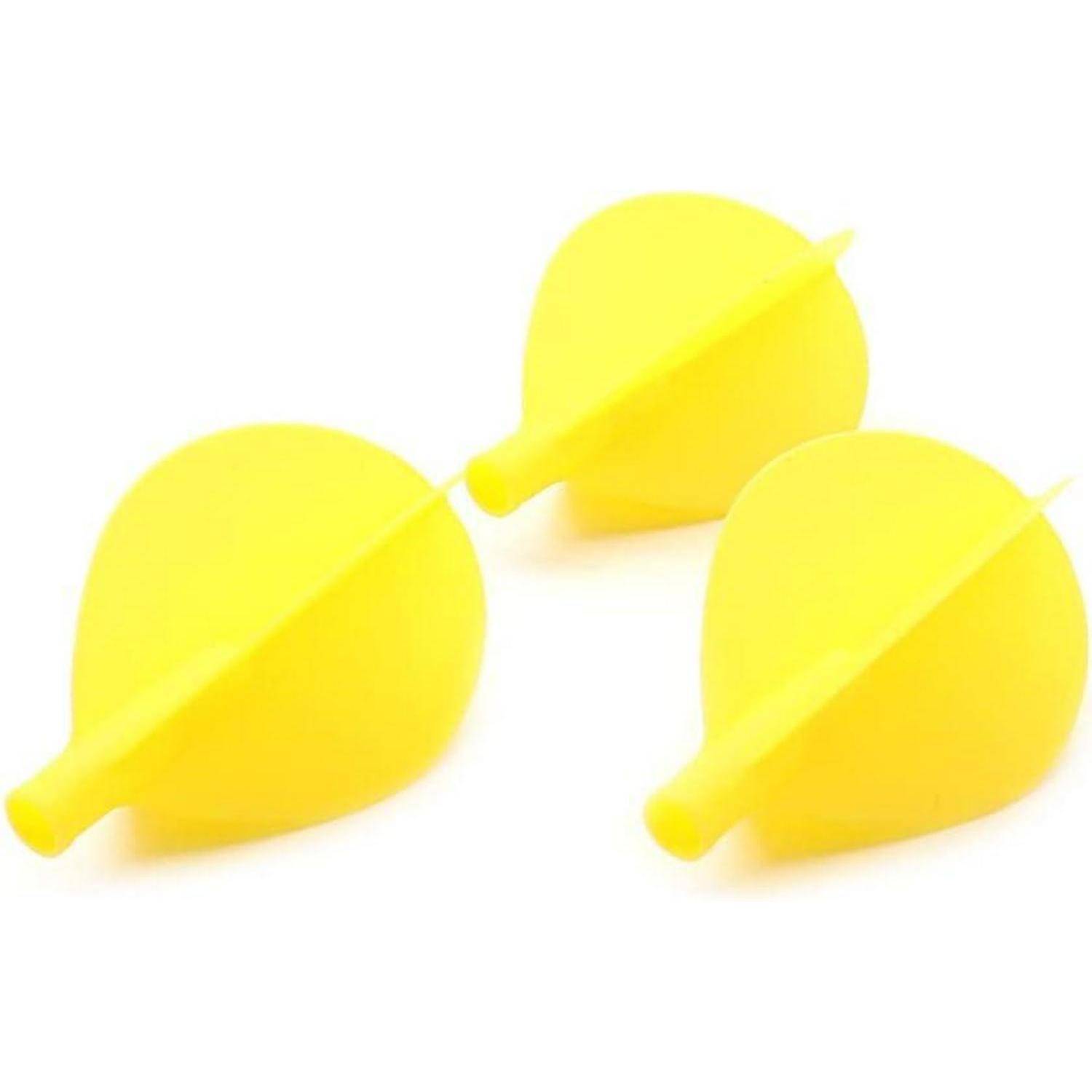 Drei gelbe Plastik-Dartflights in Tränenform, auf einem weißen Hintergrund ausgelegt.