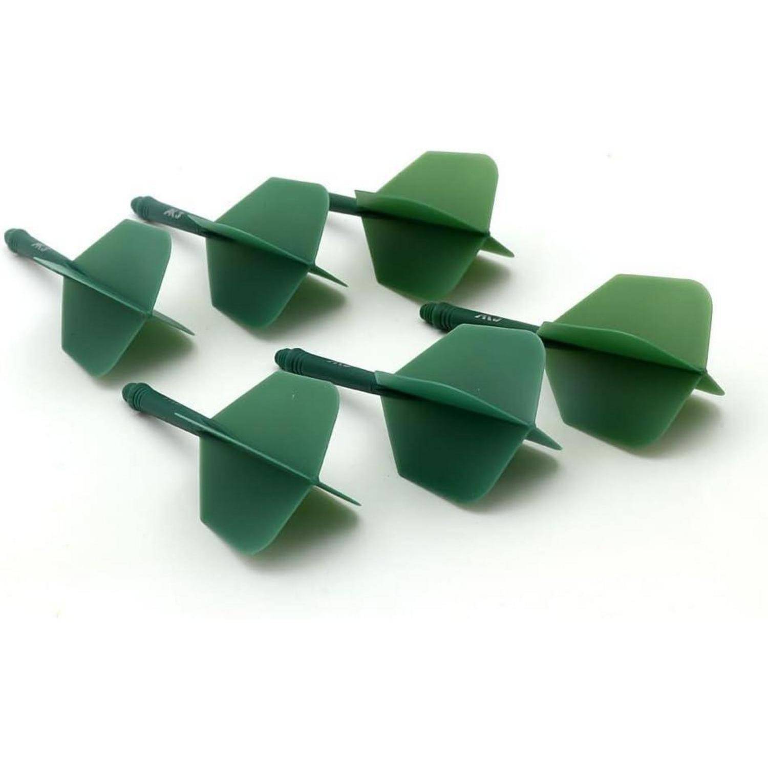 Fünf grüne Plastik-Dartflights, die auf einem weißen Hintergrund angeordnet sind.