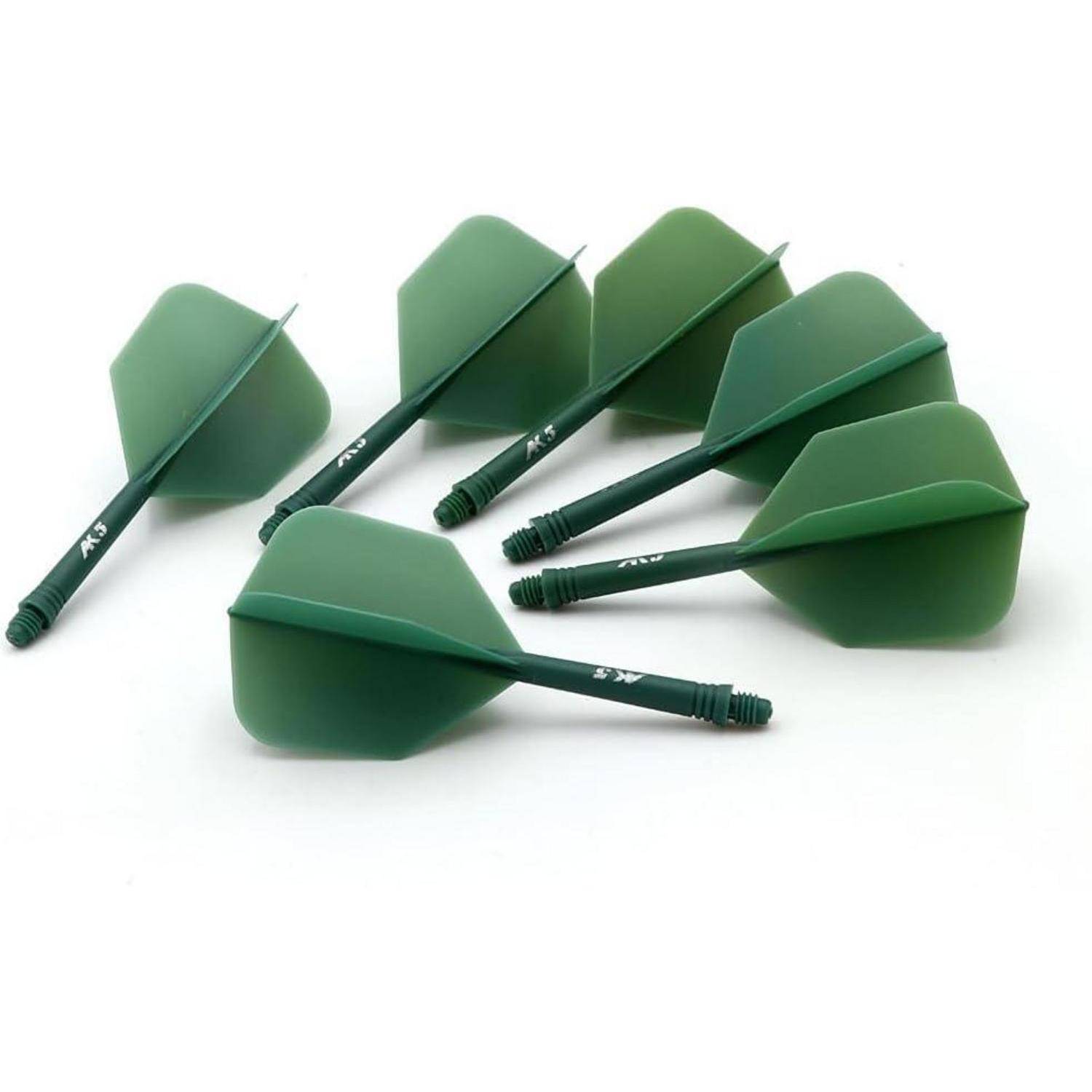 Grüne Dartflights mit passenden grünen Schäften, auf weißem Hintergrund angeordnet, die ihr einheitliches Design und ihre Farbe präsentieren.