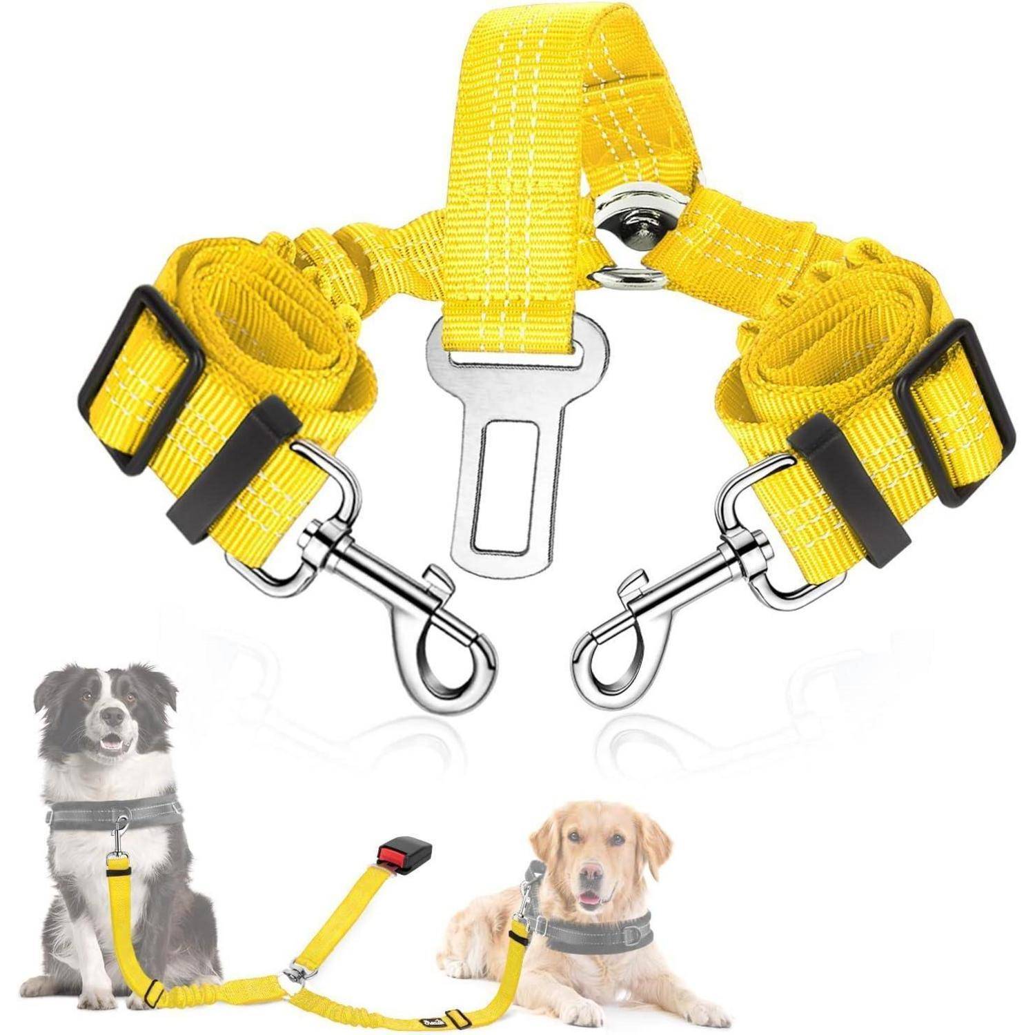 Gelber Hundeautogurt mit zwei verstellbaren Clips, Metallschnalle und Leinen-Schlaufe; gezeigt mit einem Collie und einem Golden Retriever.