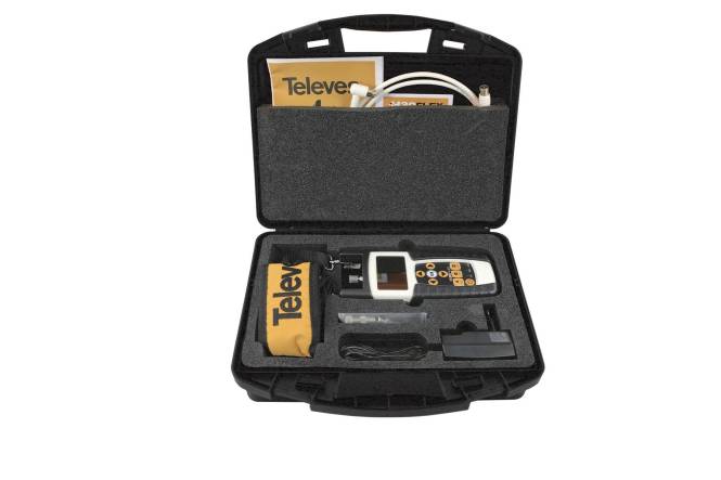 Ein robuster Koffer, der einen digitalen Signalmesser mit orange und schwarzen Tasten, ein Handbuch der Marke 'Televes', Kabel und ein Ladegerät enthält.