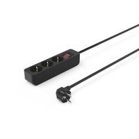 Eine schwarze Steckdosenleiste mit drei Steckdosen, Schaltersteuerung und einem langen Kabel. Geeignet zum Anschluss mehrerer elektronischer Geräte.