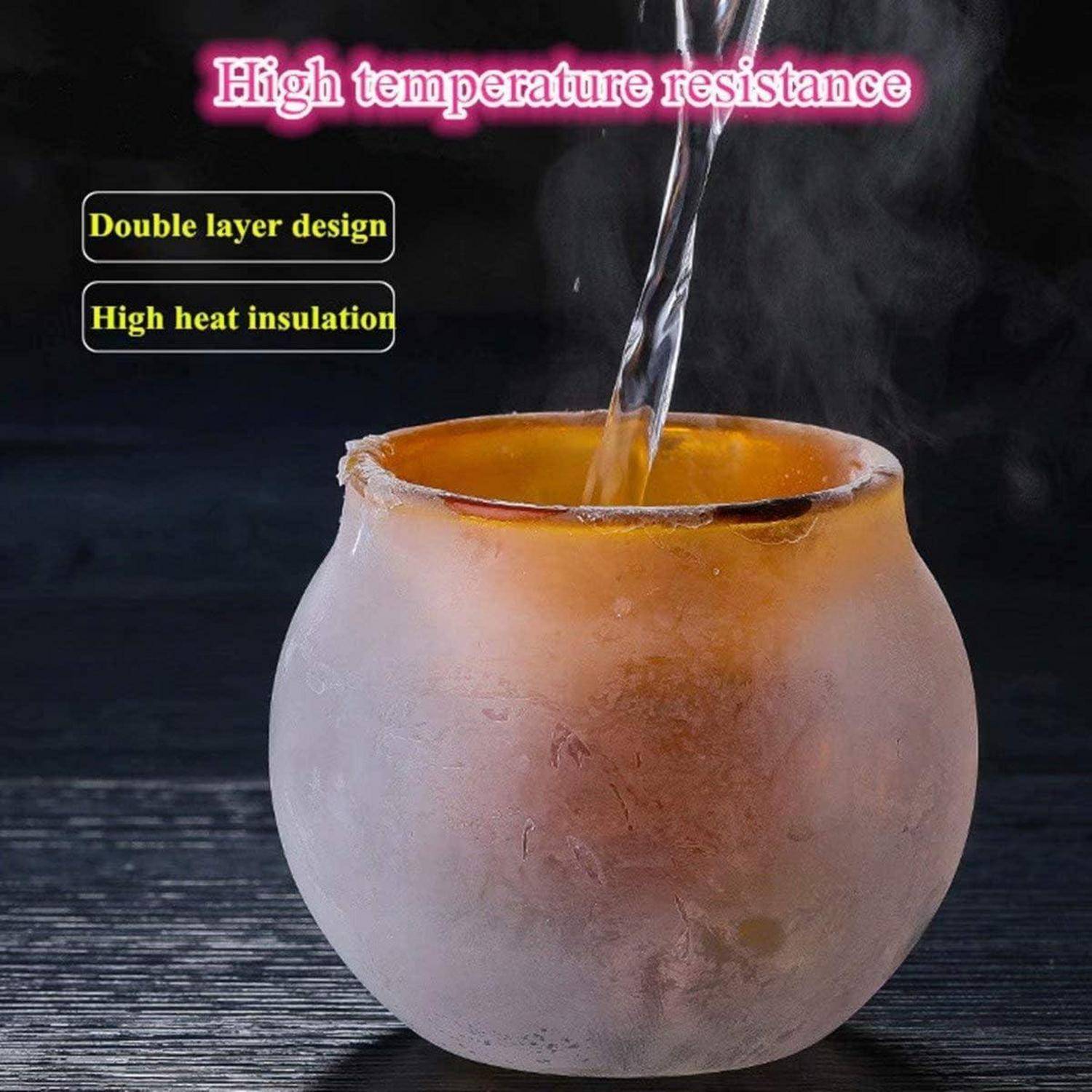 Eine dampfende Flüssigkeit wird in eine kugelförmige, mattierte Glasschale gegossen. Der Text besagt ‚Hohe Temperaturbeständigkeit' und hebt ‚Doppellagiges Design' und ‚Hochwertige Wärmeisolierung' hervor.
