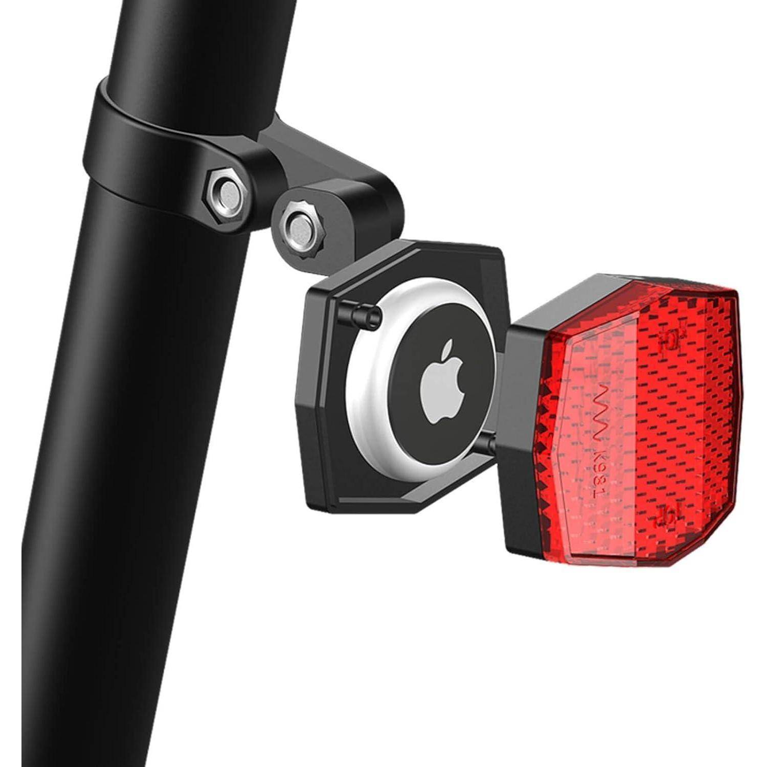 Eine schwarze Fahrradsattelstütze mit angebrachtem Rücklicht und einem Halter für ein Apple-Produkt, höchstwahrscheinlich einen AirTag, zum Verfolgen.