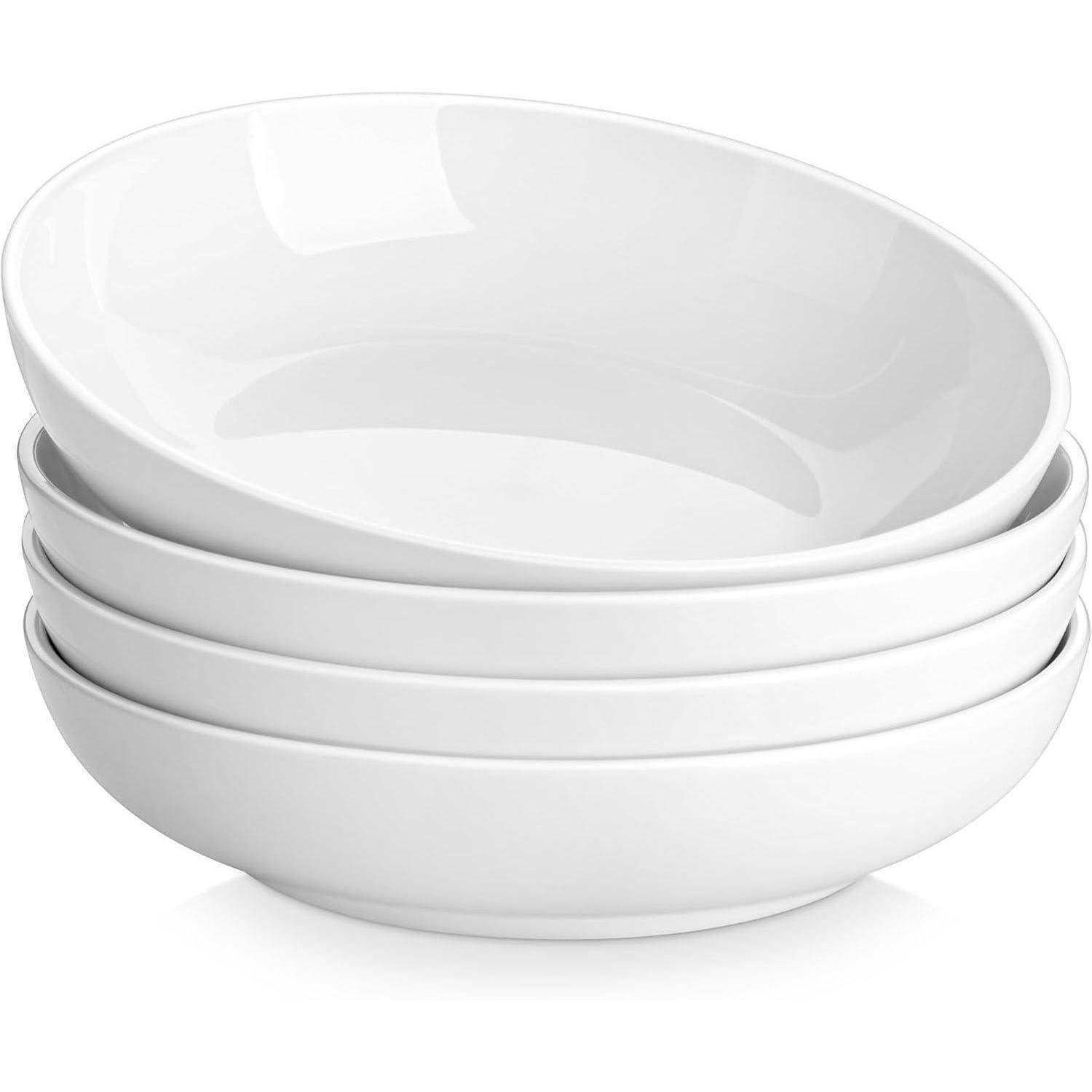 Ein Stapel aus drei weißen Keramikschüsseln mit einem schlichten, eleganten Design, geeignet zum Servieren von Salaten oder Pasta.