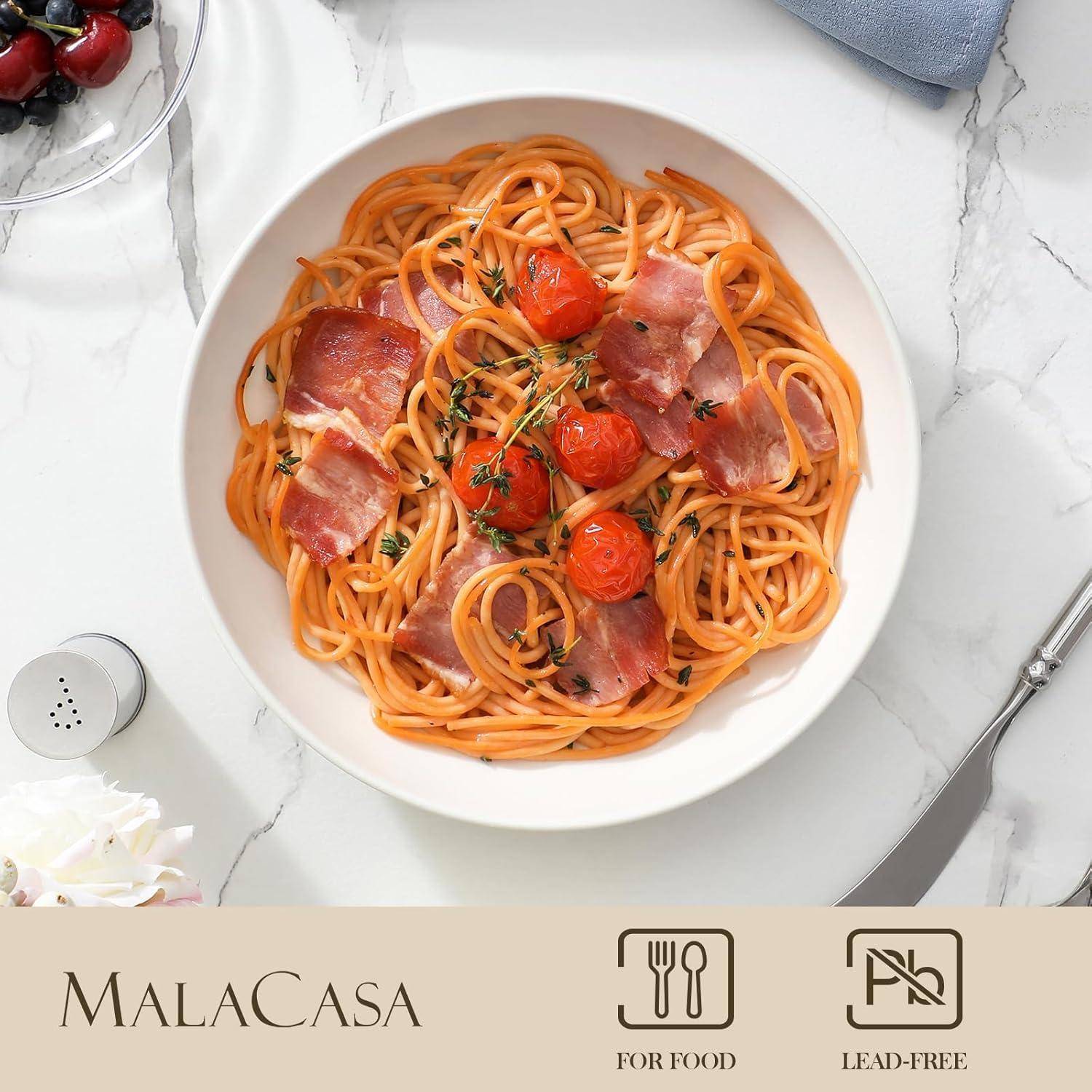 Eine Schüssel Spaghetti mit Tomatensoße, Kirschtomaten, Prosciutto und Thymian auf einem weißen Marmortisch. Branding 'MalaCasa', 'For Food', 'Bleifrei'.