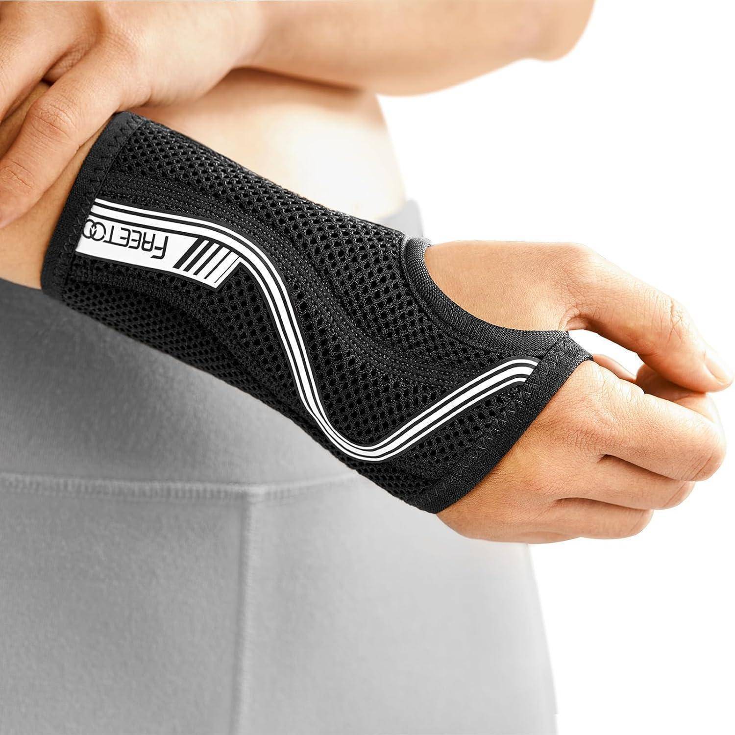 Eine Person trägt einen schwarzen Mesh-Ellbogenschutz mit weißen Streifen und passt ihn an ihrem Arm an. Der Schutzbrace ist mit 'FREETOO' beschriftet.