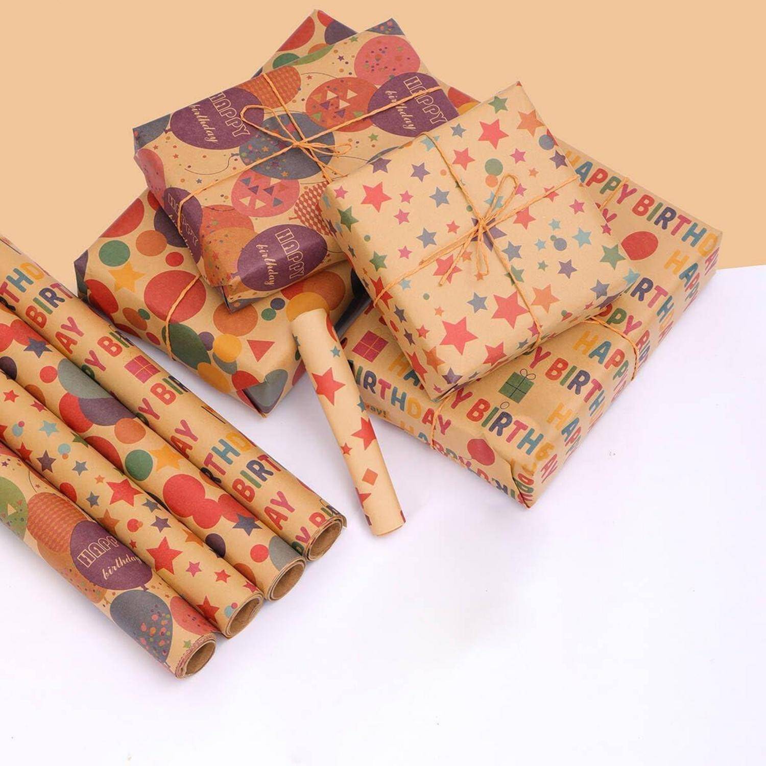 Geschenkverpackte Präsente mit buntem Geburtstags-Geschenkpapier, das Sterne und Polkadots aufweist, umgeben von passenden Geschenkpapierrollen.