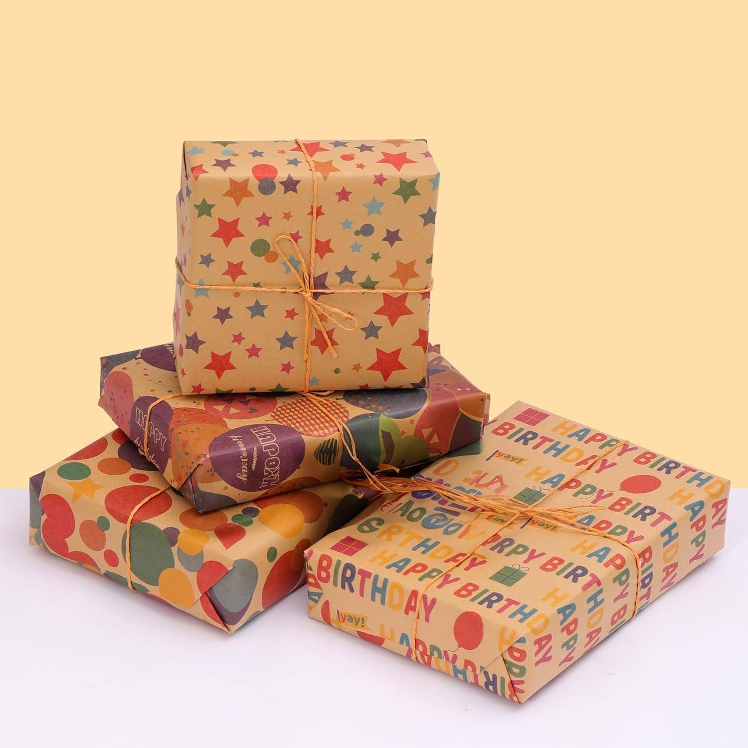 Vier Geburtstagsgeschenke, in bunte Geschenkpapiere mit Sternen, Punkten und 