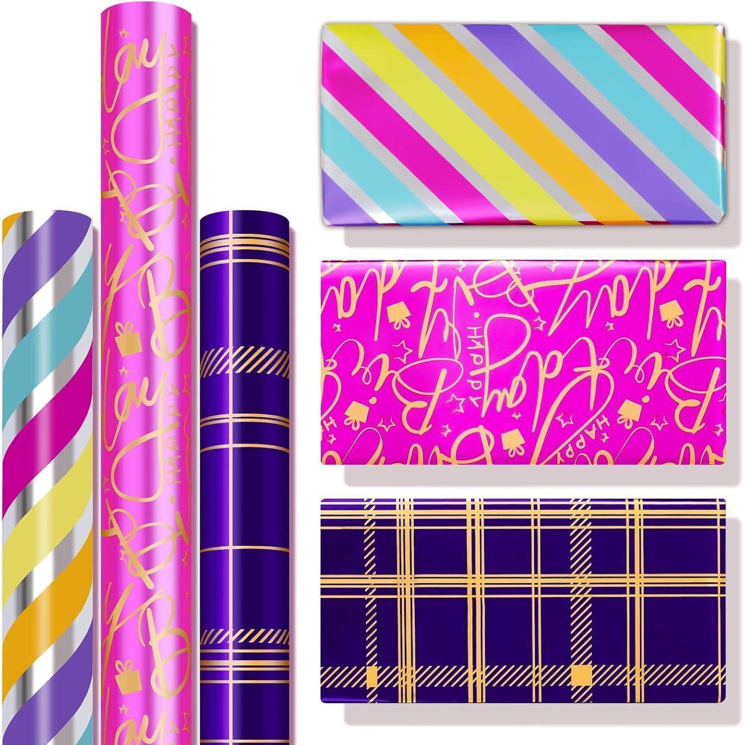 Bunte Geschenkpapierrollen und gefaltete Blätter mit verschiedenen Mustern, einschließlich Streifen, Karomuster und Designs mit 