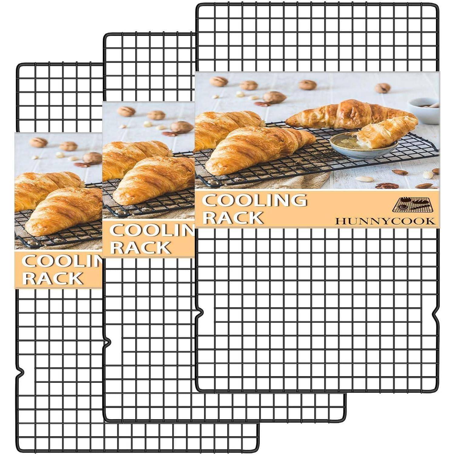 Drei Kühldrahtgestelle mit Croissants darauf. Verpackung trägt die Aufschrift 