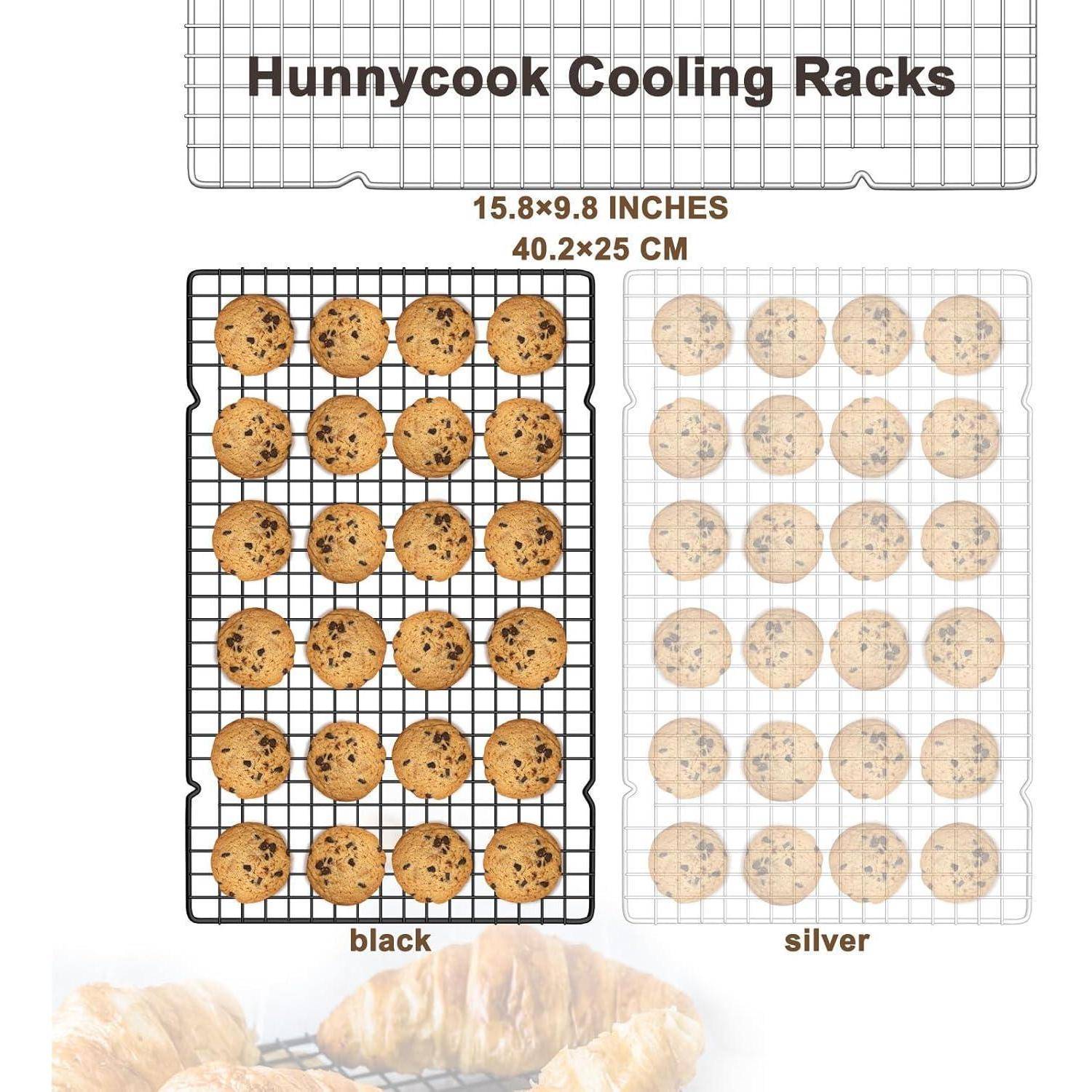 Das 'Hunnycook Cooling Racks'-Bild zeigt zwei Backgitter in Schwarz und Silber, die jeweils Kekse tragen. Abmessungen: 15,8x9,8 Zoll, 40,2x25 cm.