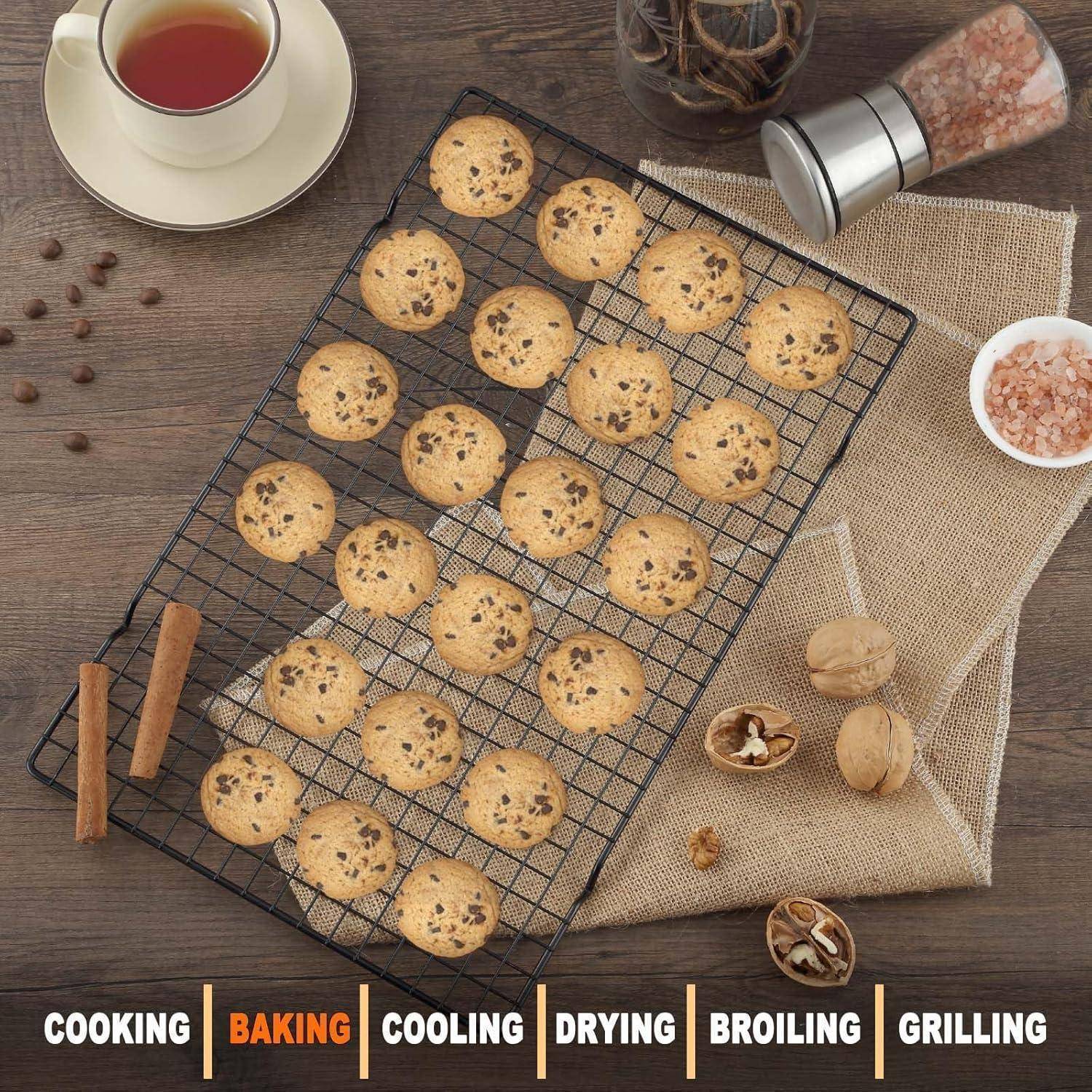 Chocolate-Chip-Kekse auf einem Kuchengitter, daneben eine Tasse Tee, rosa Salz, Muskatnuss und Nüsse auf einem Holztisch. Etiketten: 'Kochen', 'Backen'.