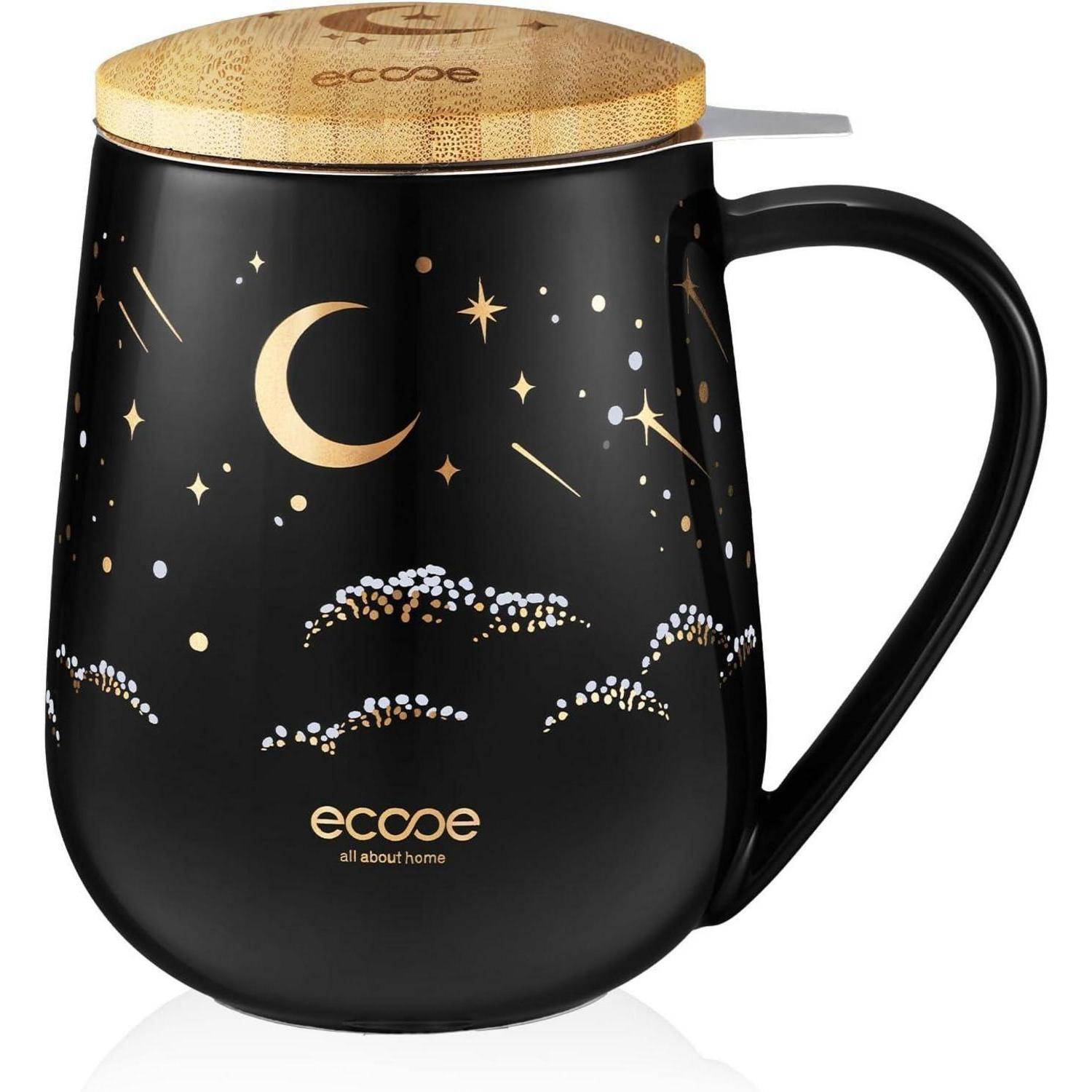 Eine schwarze Keramiktasse mit einem Holzdeckel, die Illustrationen von einer Mondsichel, Sternen und Wolken zeigt. Das Wort 'ecope' ist darauf gedruckt.