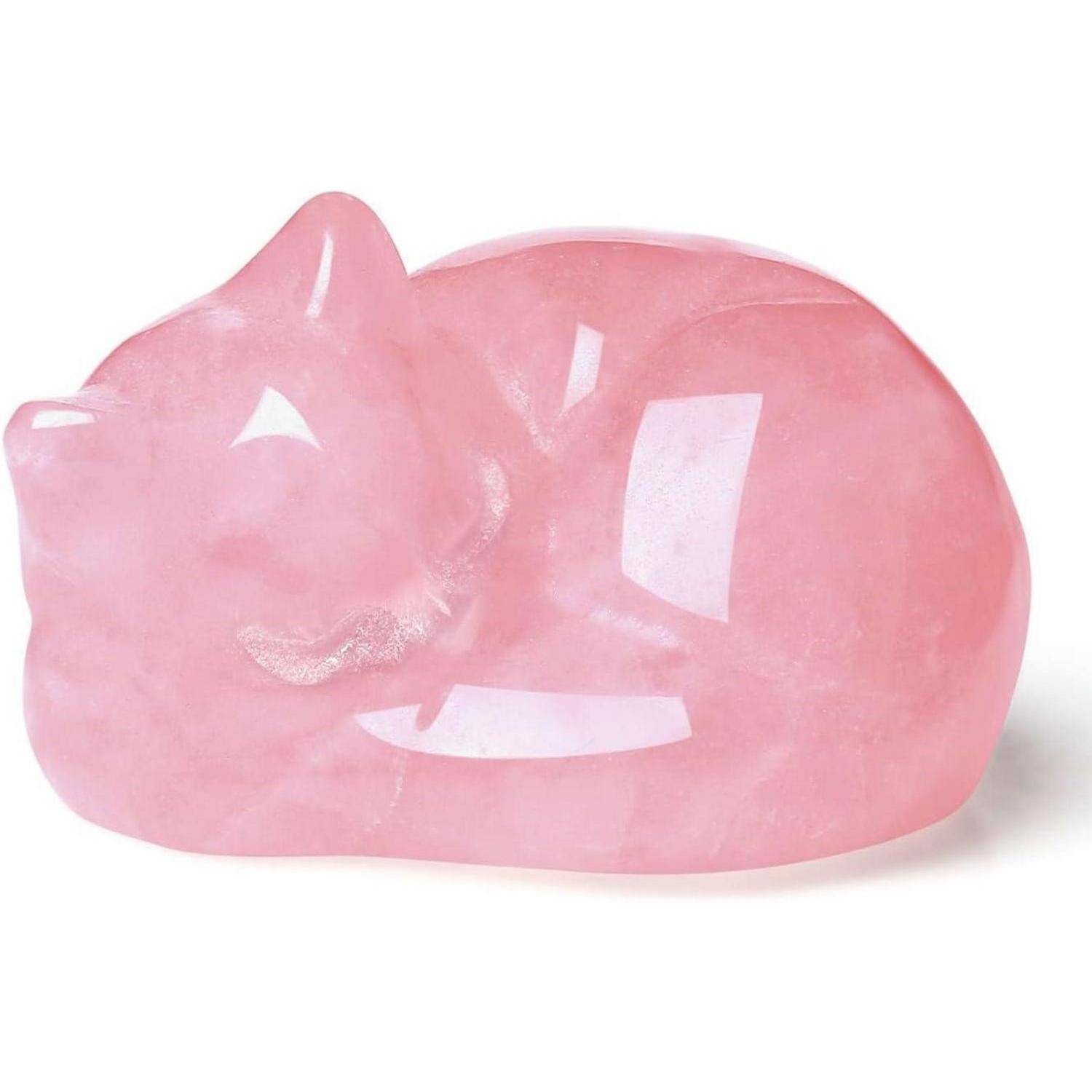 Eine glatte, rosa Quarz-Skulptur eines schlafenden Fuchses mit gekrümmtem Körper und spitzen Ohren, die das Licht auf seiner polierten Oberfläche reflektiert.