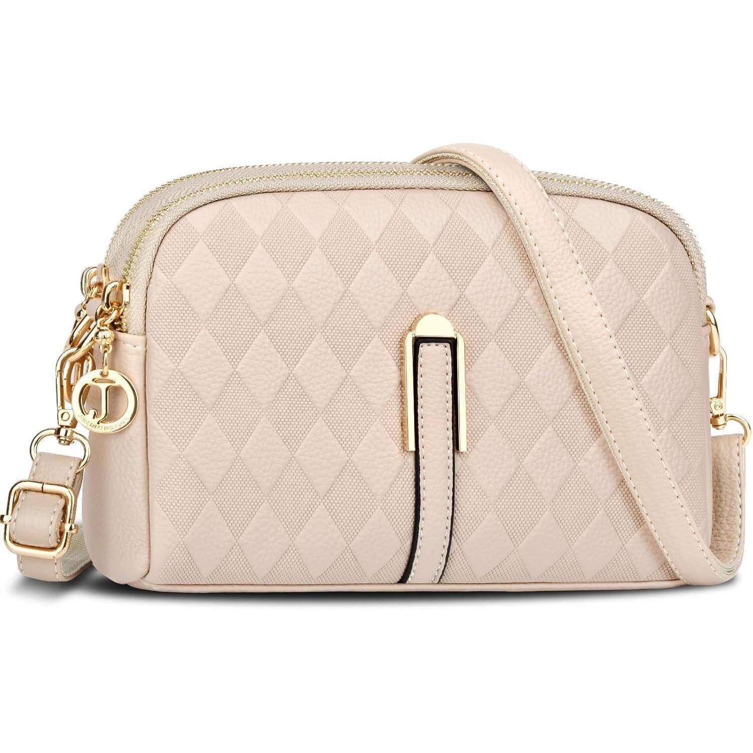 Eine beige Handtasche mit gestepptem Rautenmuster, goldener Beschlägen und einem verstellbaren Riemen, die ein kompaktes und elegantes Design präsentiert.